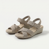 Holly – Meleg elegancia lágy taupe színben